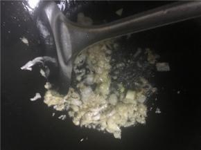 制作蘸酱，将葱姜蒜等佐料加油放入锅内略微翻炒