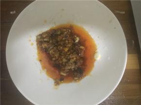 炒好后起锅放入碗里