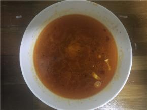 在炒好的蘸酱中加入少量煮白菜后的汤，调匀