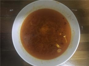在炒好的蘸酱中加入少量煮白菜后的汤，调匀