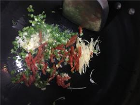 倒入姜丝、葱花（大葱）、蒜片、红辣椒丝翻炒出香味