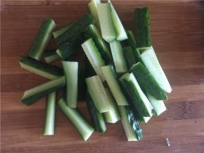 黄瓜洗净切条块