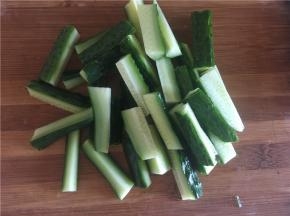 黄瓜洗净切条块