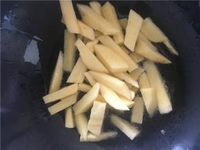 倒入切好的土豆