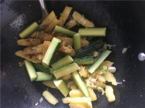 翻炒几下加入黄瓜条，再撒上适量盐、花椒粉、孜然粉