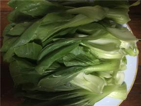 青菜洗净折好。