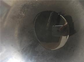 锅中放油，大火加热。
