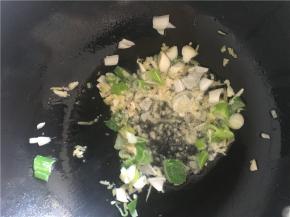 至油温合适后，倒入葱花、蒜、姜末和适量盐翻炒几下，倒入盐和酱油炒至均匀，加入蕃茄翻炒。