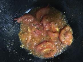 倒入适量的水。