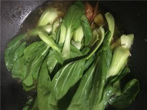 至水烧开后，放入青菜。