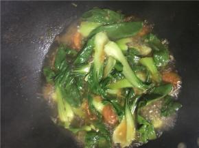 待青菜煮熟后装盘。