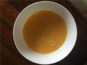 将鸡蛋打到碗里搅拌