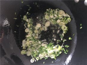 佐料准备：小葱切碎、姜切丝、蒜切碎