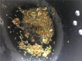 开小火加热，锅中倒入油，倒入葱姜蒜翻炒，再倒入酱油、盐继续翻炒几下