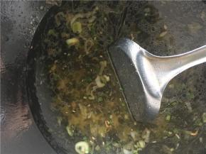 翻炒几下后，锅中倒入开水，开至中火