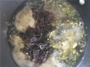分别将紫菜和蛋液倒入锅中