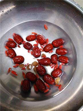 将所有食材放入锅中，最后放入2勺红糖，小火慢炖15分钟。