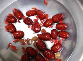 将所有食材放入锅中，最后放入2勺红糖，小火慢炖15分钟。