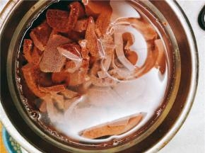 猪肝洗净用盐水泡1个小时后取出切片。