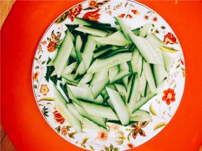 青瓜洗净，斜切成段，再竖切成菱形。