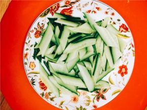青瓜洗净，斜切成段，再竖切成菱形。
