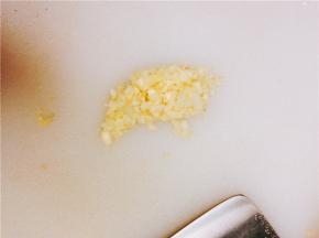 蒜准备两份，一份剥开，一份切沫。
