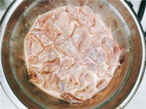 猪肝加入料酒、淀粉，抓制一下。