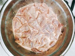 猪肝加入料酒、淀粉，抓制一下。