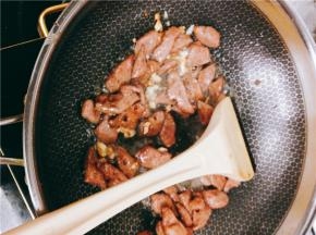 炒锅倒入少量油，将猪肝倒入，加入生抽快速翻炒盛出。