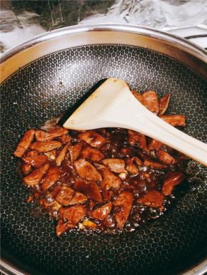 再放少许油，烧热后加葱花、蒜瓣炒香，将猪肝倒入，放入醋、糖翻炒2分钟。