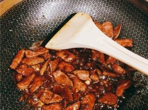 再放少许油，烧热后加葱花、蒜瓣炒香，将猪肝倒入，放入醋、糖翻炒2分钟。