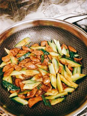 然后倒入黄瓜继续翻炒3分钟