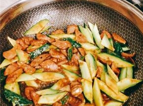 然后倒入黄瓜继续翻炒3分钟