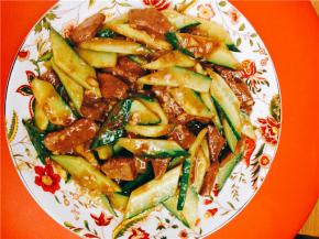 最后放盐，出锅前放入蒜末翻炒。