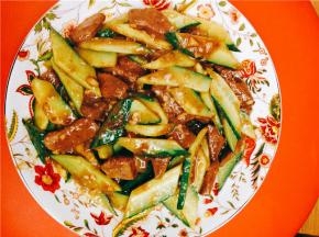 最后放盐，出锅前放入蒜末翻炒。