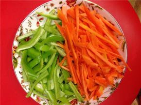 将鸡胸肉，青椒和胡萝卜分别切丝。