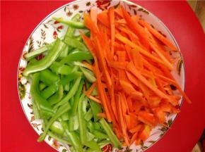 将鸡胸肉，青椒和胡萝卜分别切丝。