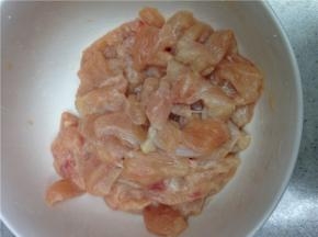 将鸡胸肉放少许淀粉腌制，放入锅中提前炒一下，稍微变色便取出。