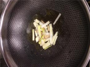 将葱姜蒜放入锅中爆香，然后倒入青椒、胡萝卜，加入少许酱油、醋、糖。最后放入肉丝一起翻炒。