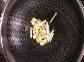 将葱姜蒜放入锅中爆香，然后倒入青椒、胡萝卜，加入少许酱油、醋、糖。最后放入肉丝一起翻炒。