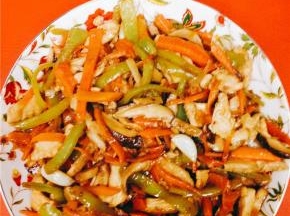 最后放少许盐，炒一下。好吃的鱼香鸡丝就做成了。