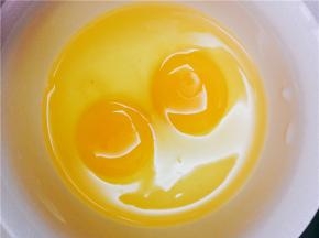 鸡蛋打入碗内，加料酒、食盐搅打均匀。