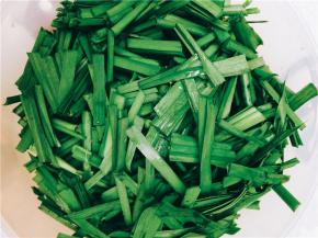 将韭菜洗干净，控干水分后切成 3 厘米长的段待用。