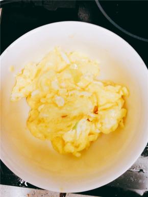 锅中放油烧热，加入鸡蛋炒熟盛出。