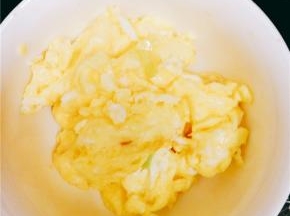 锅中放油烧热，加入鸡蛋炒熟盛出。