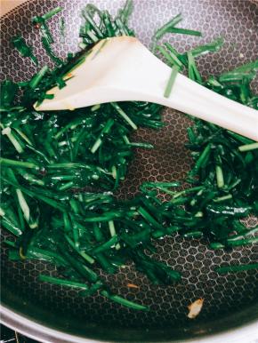 炒锅倒入少量油，烧热后加葱花炒香，将韭菜倒入翻炒2分钟。