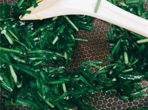 炒锅倒入少量油，烧热后加葱花炒香，将韭菜倒入翻炒2分钟。