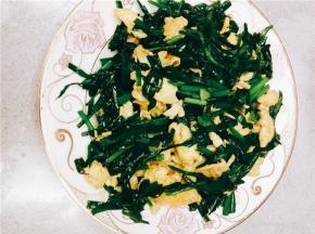 然后倒入鸡蛋继续翻炒3分钟，最后放一点鸡精。