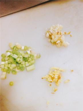 切好葱姜蒜备用。