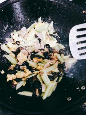 热油锅，放入黑木耳、肉片，加入少许酱油翻炒几下，最后放入黄瓜。